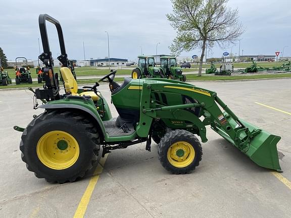 Image of John Deere 3039R equipment image 4