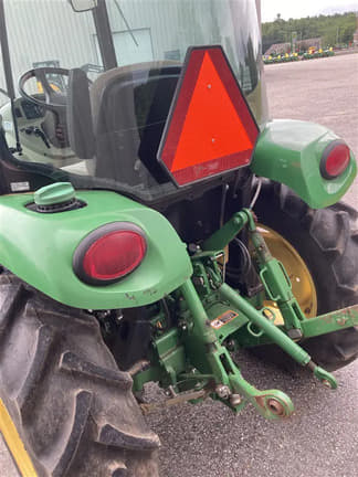 Image of John Deere 3039R equipment image 4