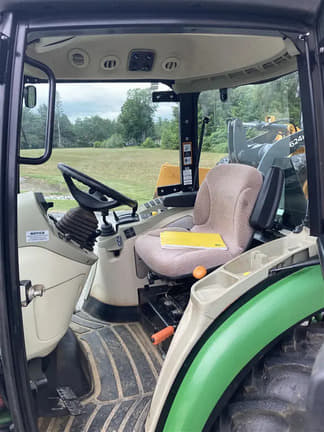 Image of John Deere 3039R equipment image 3