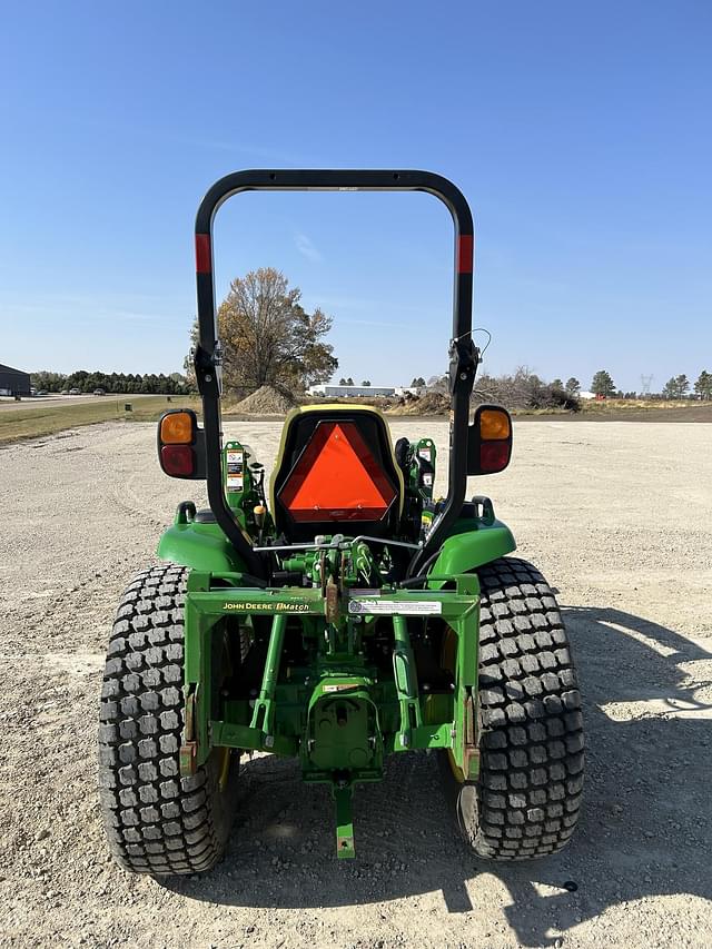 Image of John Deere 3046R equipment image 3