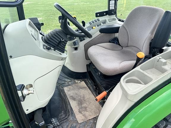 Image of John Deere 3046R equipment image 4