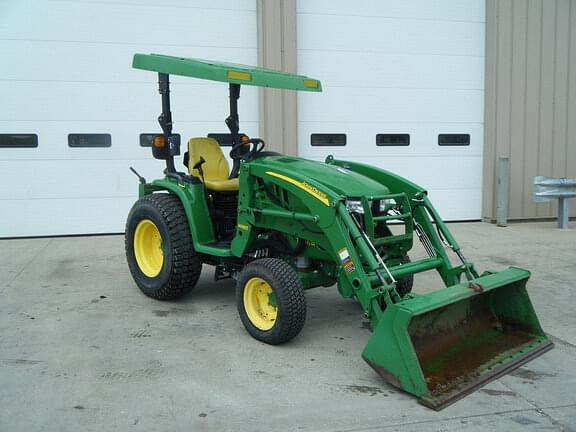 Image of John Deere 3046R equipment image 1