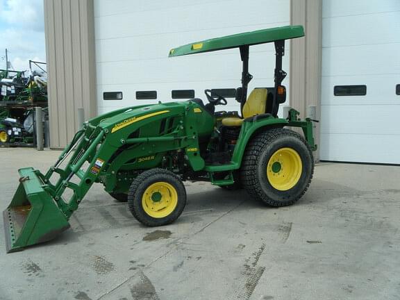 Image of John Deere 3046R equipment image 4