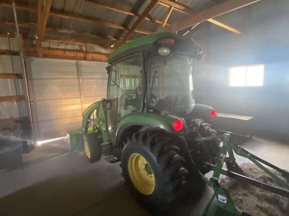 Image of John Deere 3046R equipment image 4