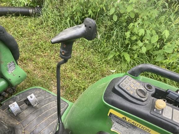 Image of John Deere 3046R equipment image 4