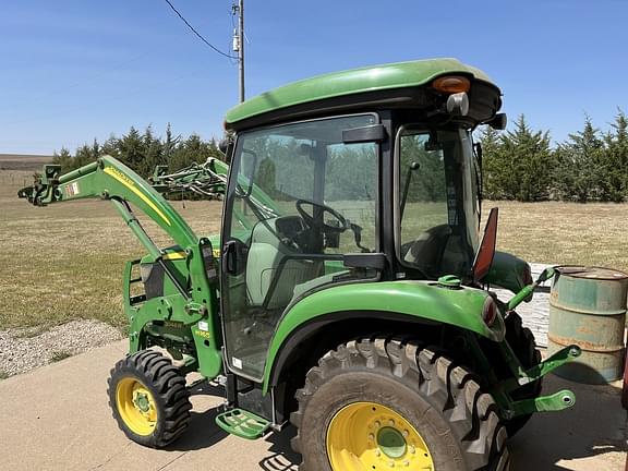 Image of John Deere 3046R equipment image 3