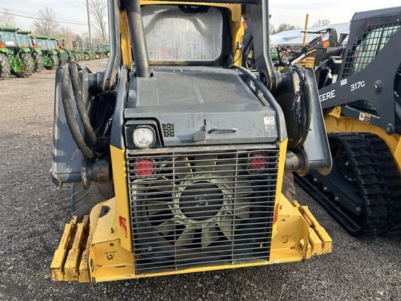 Image of John Deere 320E equipment image 3