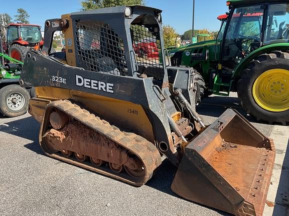 Image of John Deere 323E Image 0