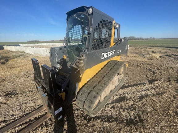 2015 John Deere 323E Equipment Image0