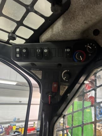 Image of John Deere 332E equipment image 4