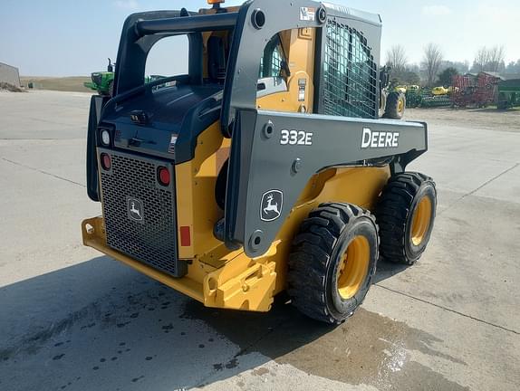 Image of John Deere 332E equipment image 4
