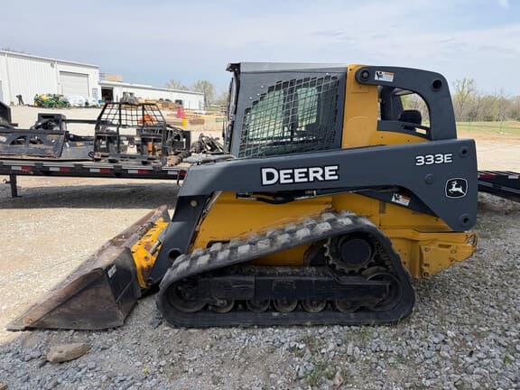 Image of John Deere 333E equipment image 2