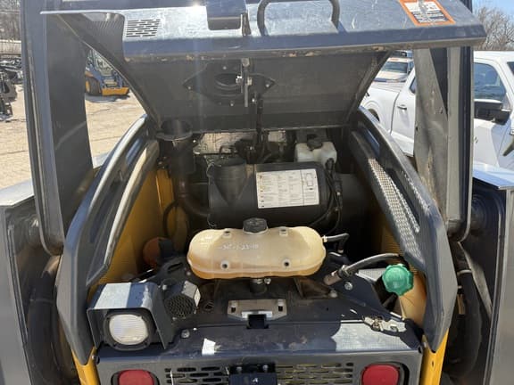 Image of John Deere 333E equipment image 4