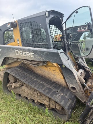 2015 John Deere 333E Equipment Image0