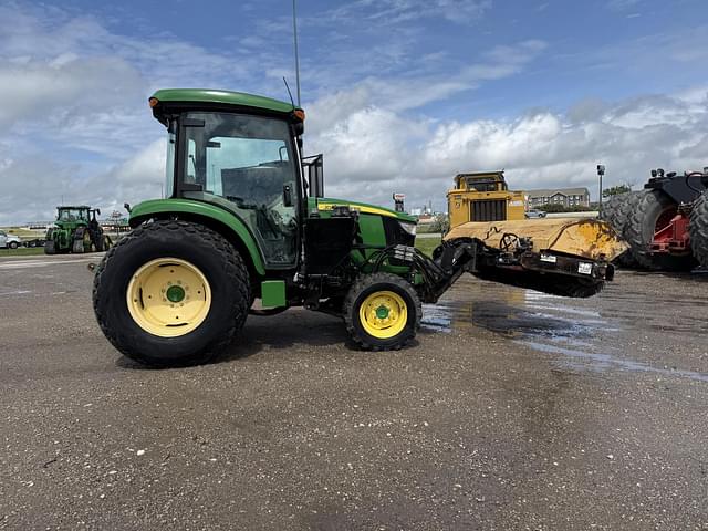 Image of John Deere 4052R equipment image 4