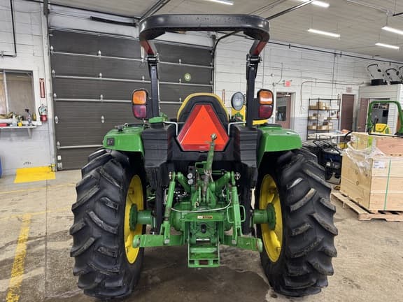 Image of John Deere 4052R equipment image 3