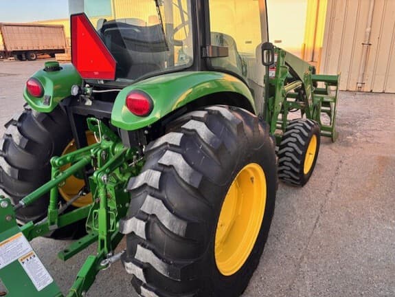 Image of John Deere 4052R equipment image 4