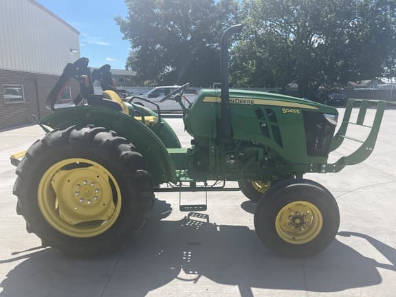 Image of John Deere 5045E equipment image 3