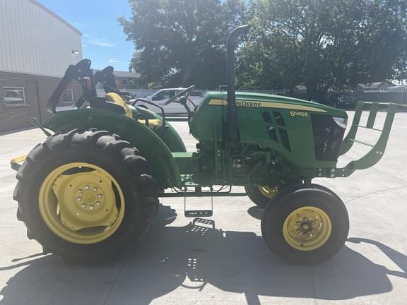 Image of John Deere 5045E equipment image 3