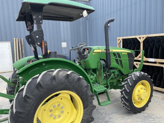 Image of John Deere 5055E equipment image 4