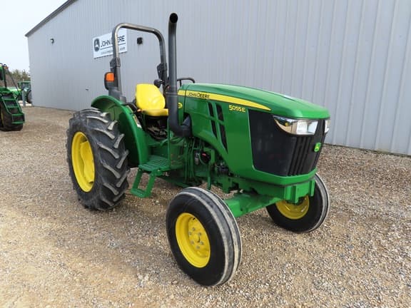 Image of John Deere 5055E equipment image 3