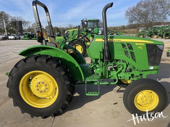 Image of John Deere 5055E equipment image 3