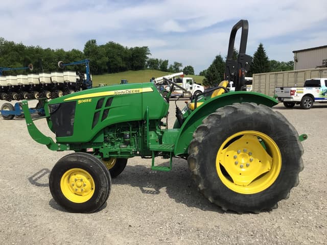 Image of John Deere 5065E equipment image 3