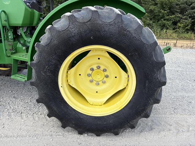Image of John Deere 5065E equipment image 3