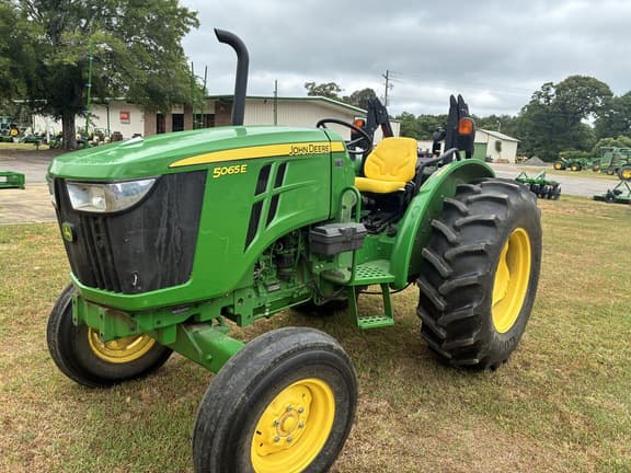 Image of John Deere 5065E equipment image 3