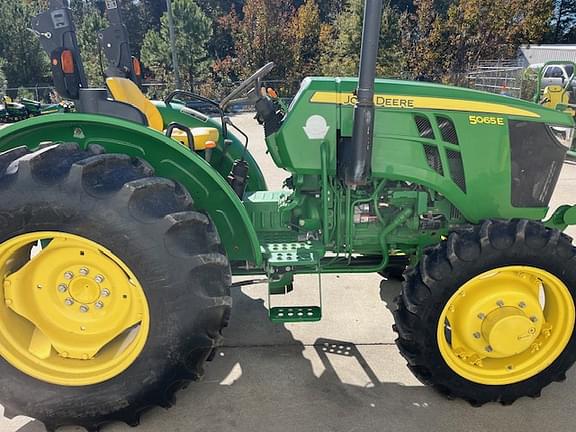 Image of John Deere 5065E equipment image 3