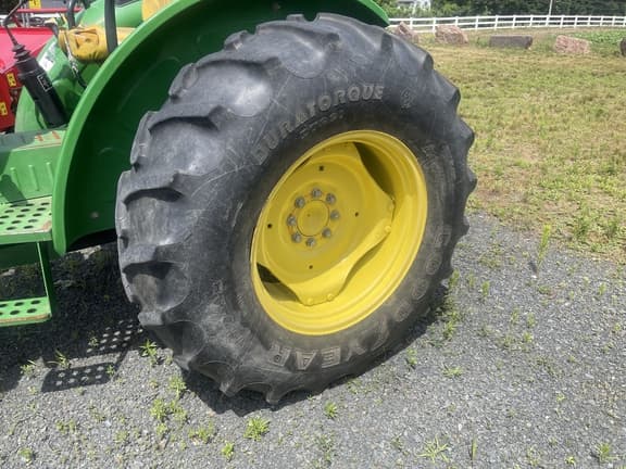 Image of John Deere 5065E equipment image 3