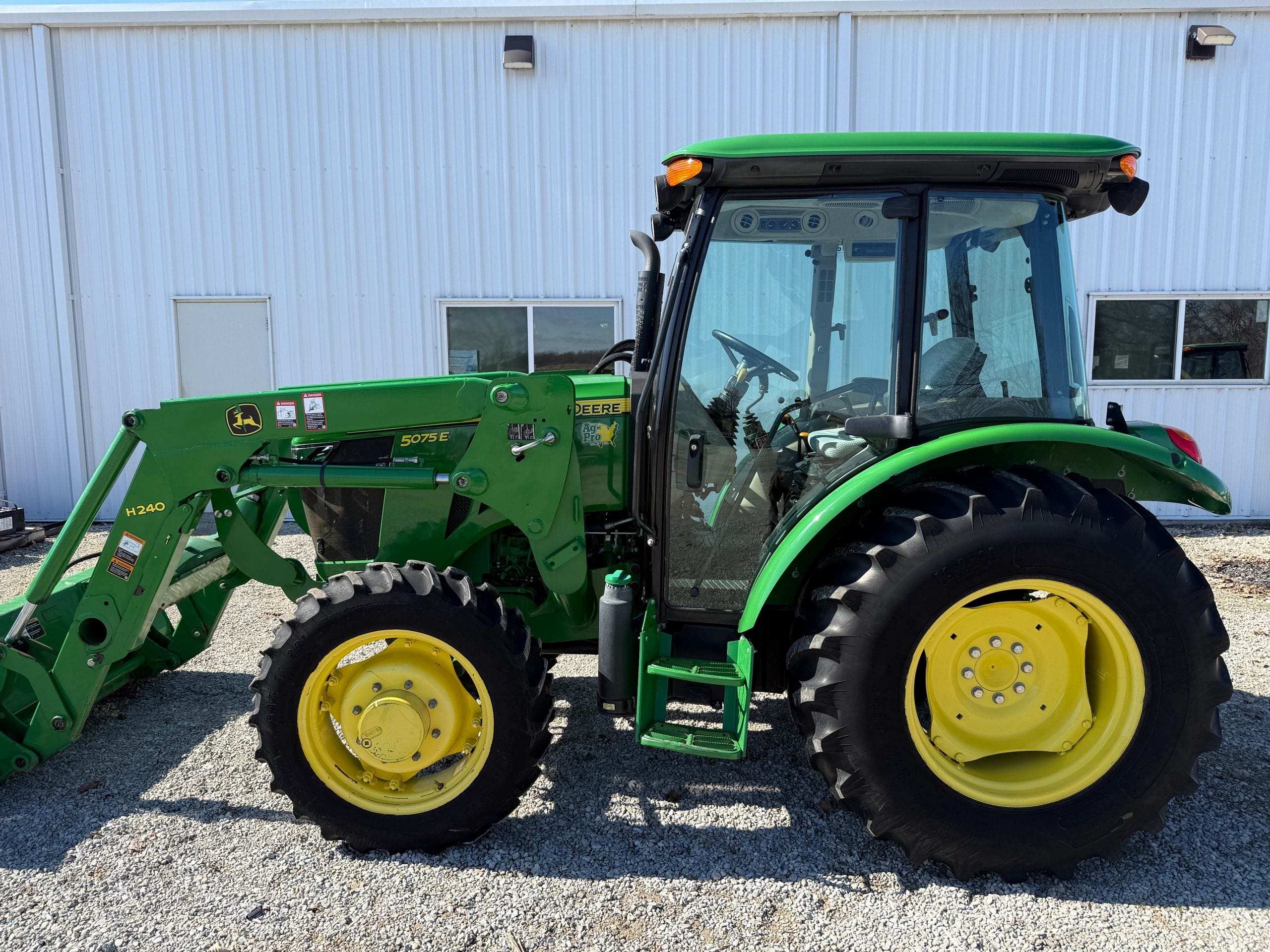 2015 John Deere 5075E Equipment Image0