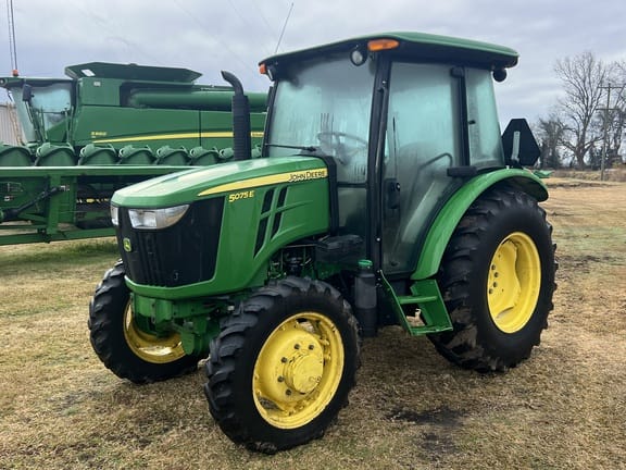 2015 John Deere 5075E Equipment Image0