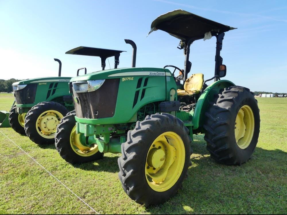 2015 John Deere 5075E Equipment Image0