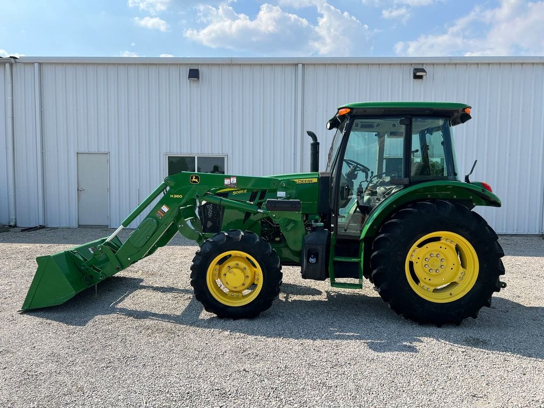 2015 John Deere 5085E Equipment Image0