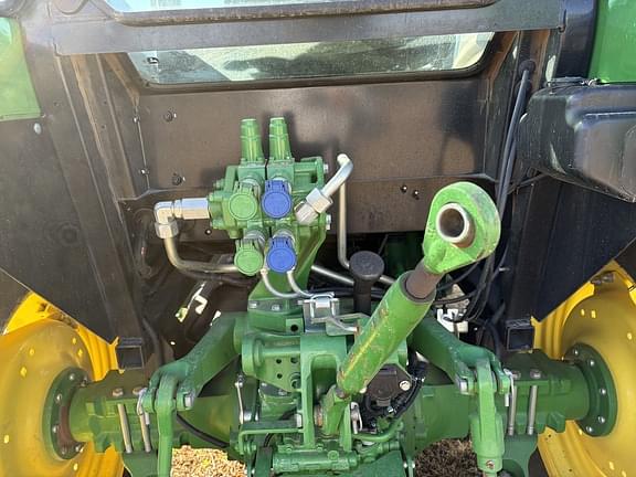 Image of John Deere 5085E equipment image 4