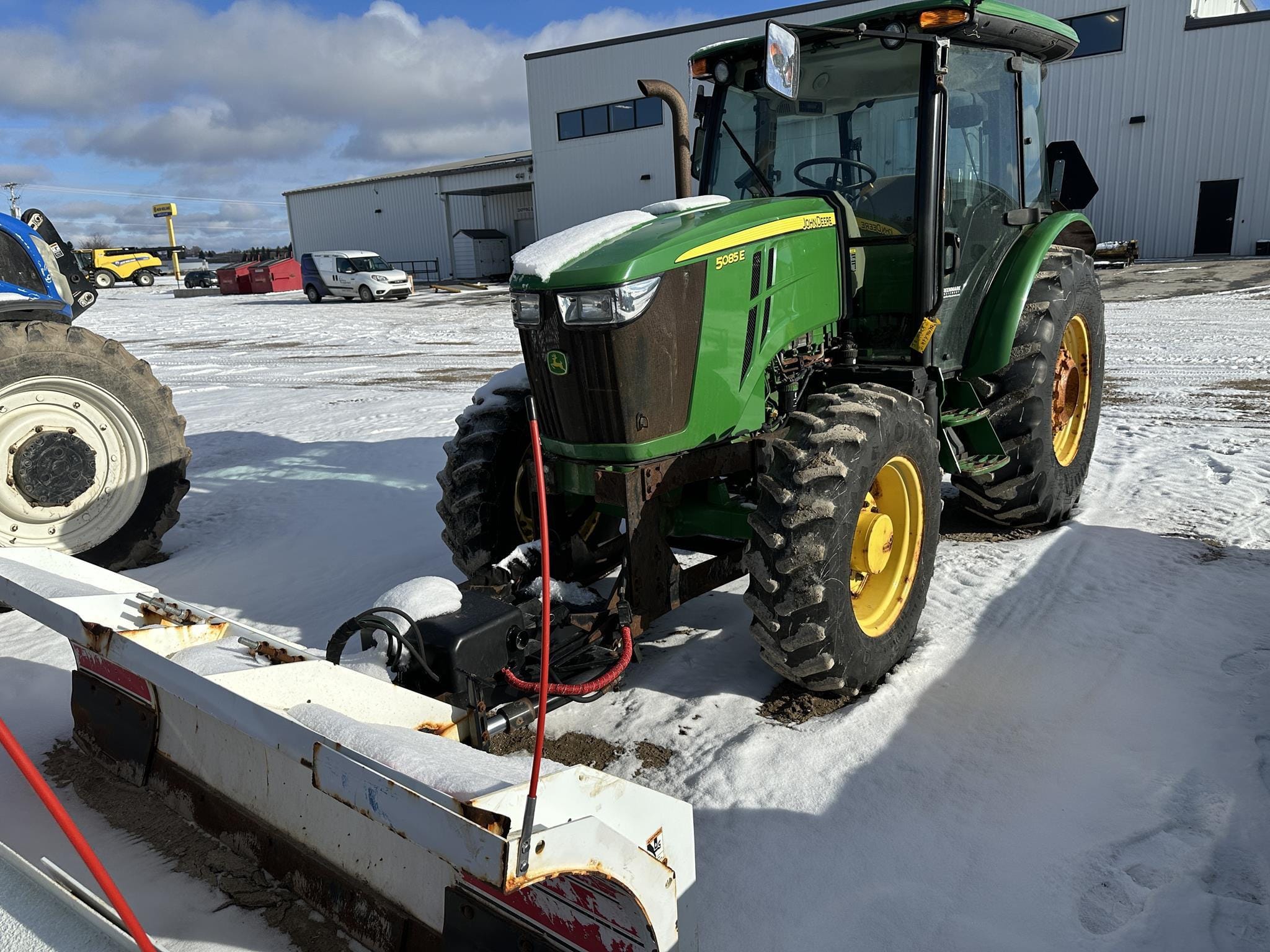 2015 John Deere 5085E Equipment Image0