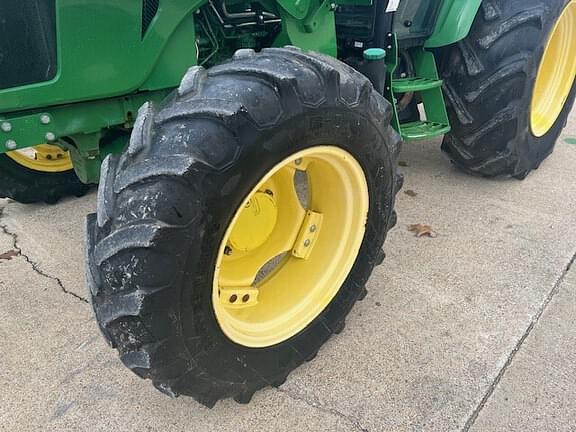 Image of John Deere 5085E equipment image 4