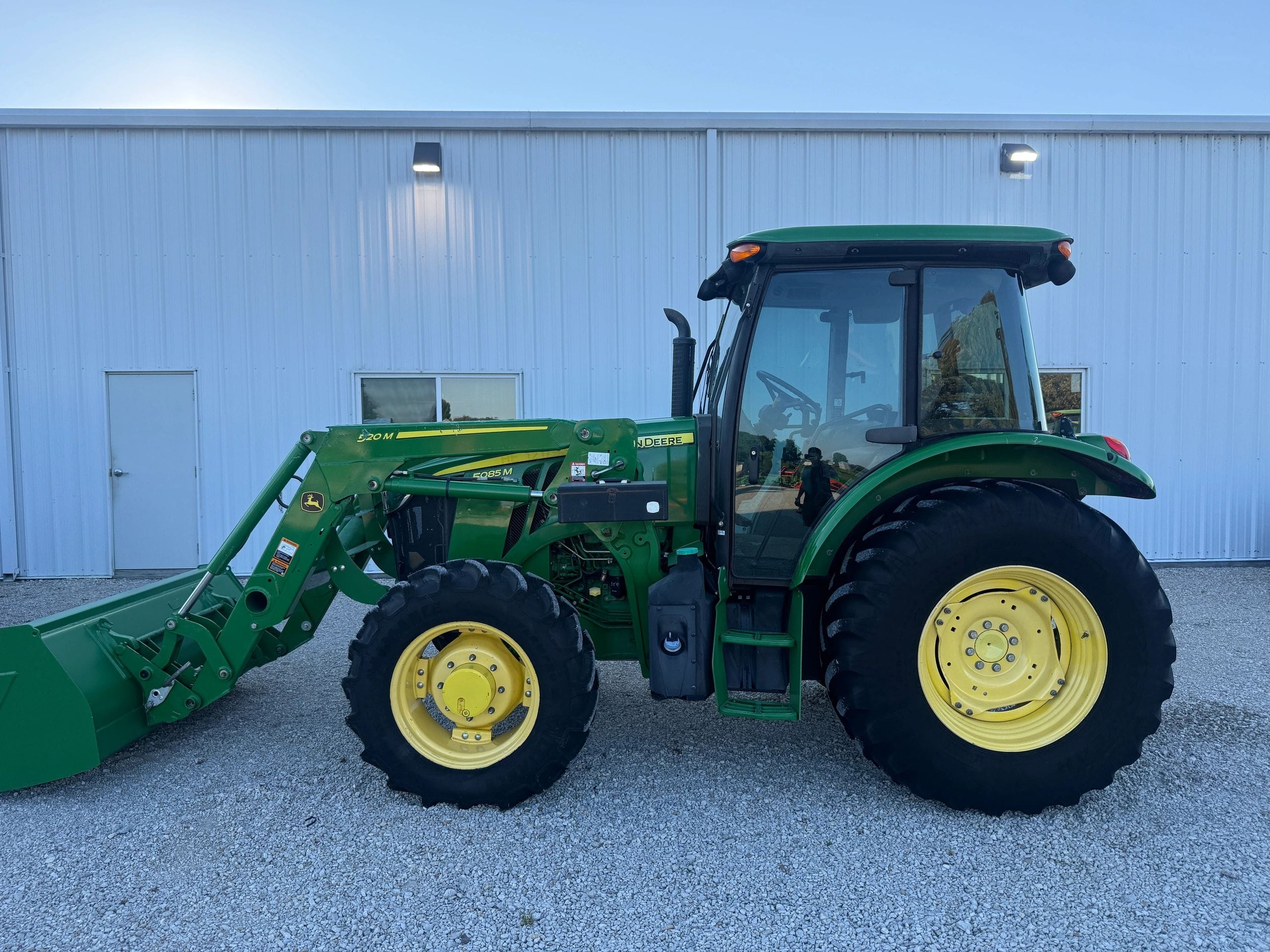 2015 John Deere 5085M Equipment Image0