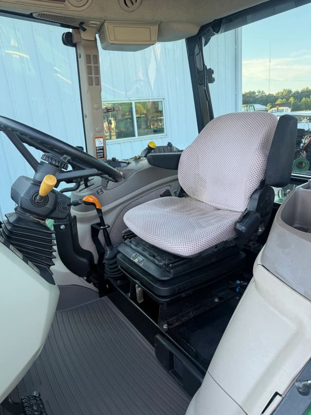 Image of John Deere 5085M equipment image 4