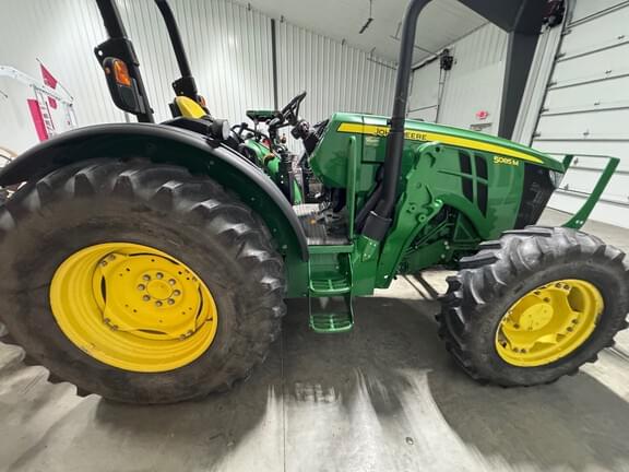Image of John Deere 5085M equipment image 2