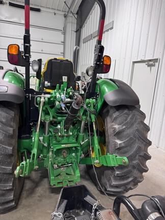 Image of John Deere 5085M equipment image 4