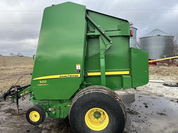 Image of John Deere 569 MegaWide Plus equipment image 1