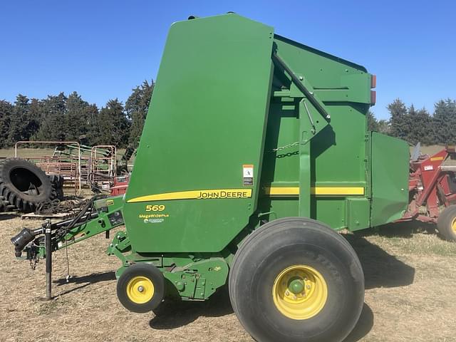 Image of John Deere 569 MegaWide Plus equipment image 2