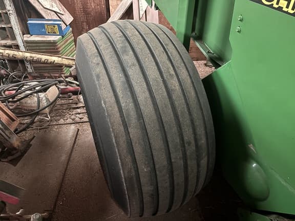 Image of John Deere 569 MegaWide Plus equipment image 4