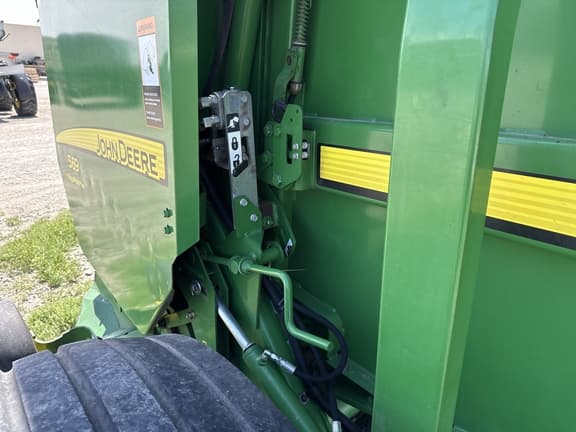 Image of John Deere 569 MegaWide Plus equipment image 1