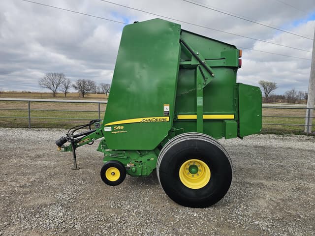 Image of John Deere 569 MegaWide Plus equipment image 1