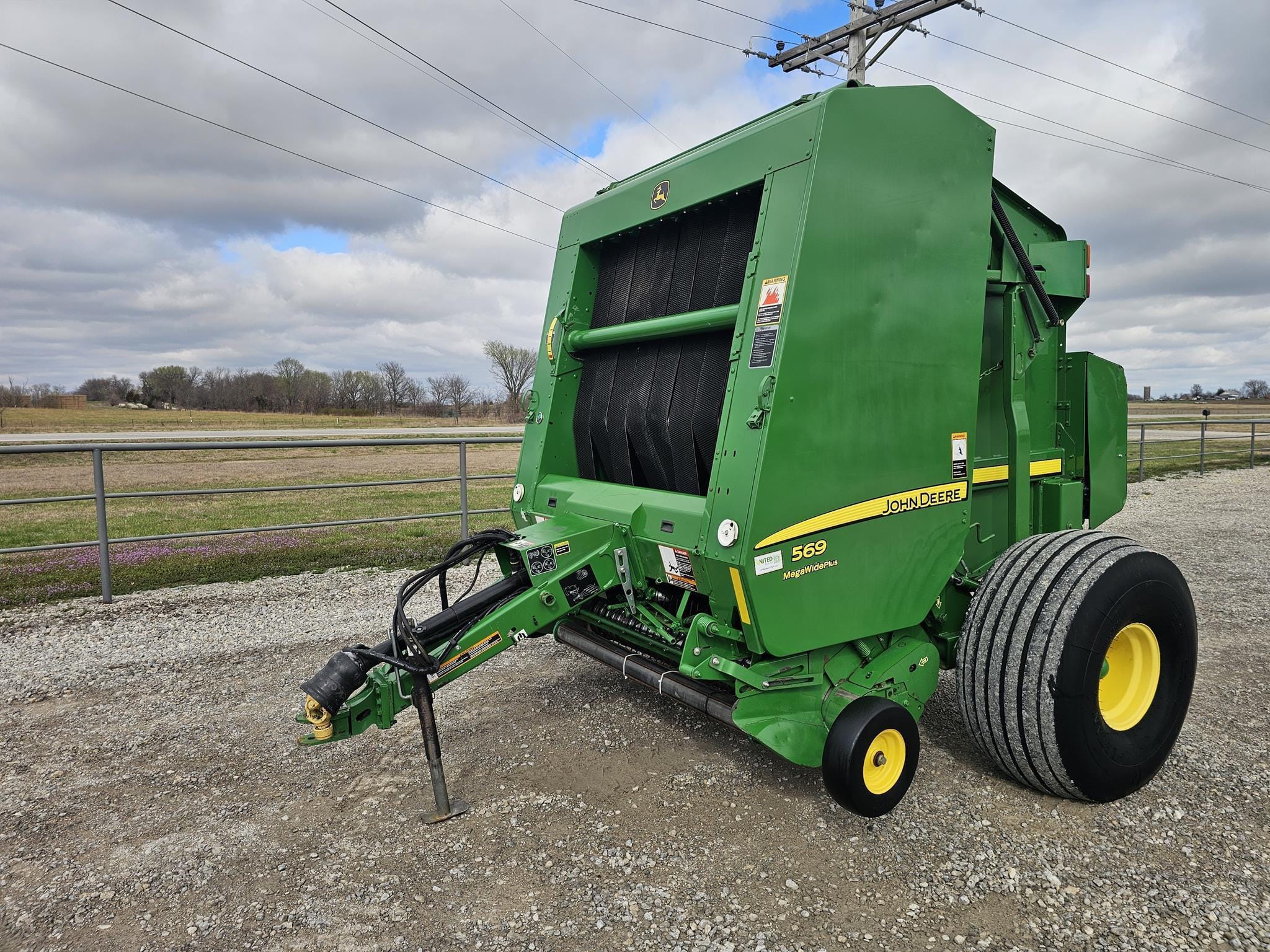2015 John Deere 569 MegaWide Plus Equipment Image0