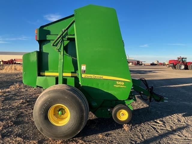 Image of John Deere 569 MegaWide Plus equipment image 1