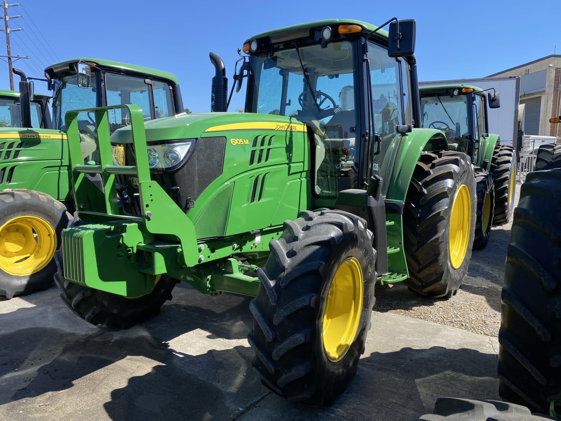 2015 John Deere 6105M Equipment Image0